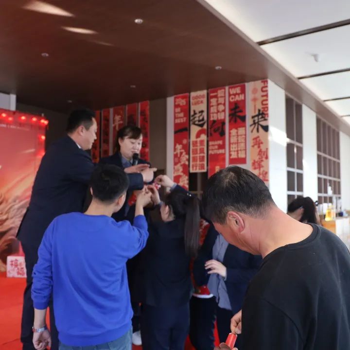 同心·同在•同战|沈阳龙生墓园2024年总结表彰暨2025年迎新年会盛典